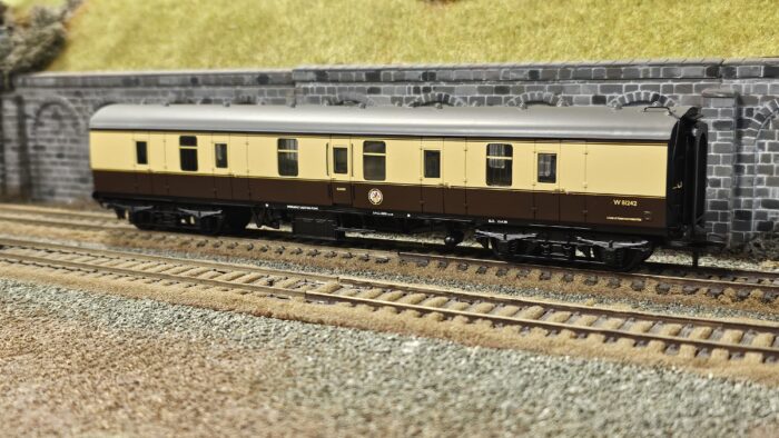 39-179C BR Mk1 BG Brake Gangwayed BR (WR) Chocolate & Cream