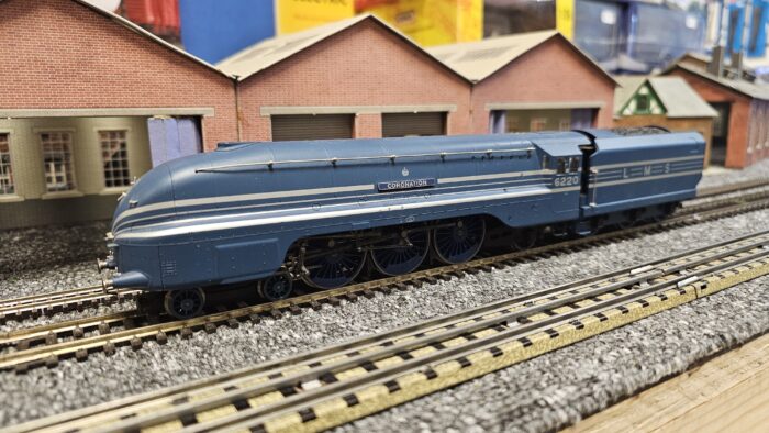 Hornby R2206 Streamlined Coronation Class 4-6-2 "Coronation" 6220 LMS Blue