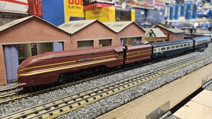 Hornby R2179 Streamlined Coronation Class 4-6-2 6225 "Duchess of Gloucester" in LMS maroon