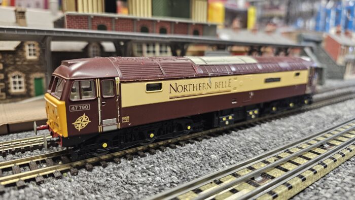 Hornby 47790 in Northern Belle livery split from R3134 set (loco very tatty)