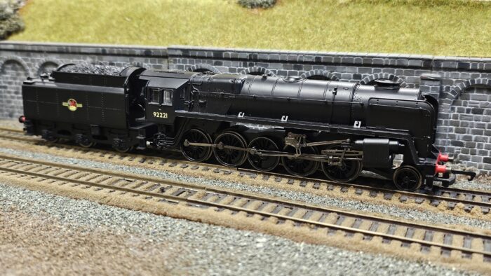 Hornby R2880 Class 9F 2-10-0 92221 in BR Black with late crest