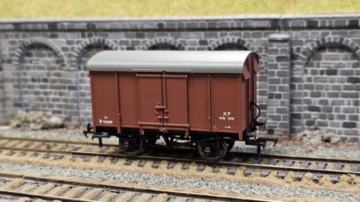 Bachmann 38-076 12 ton Southern plywood side ventilated van B752698 in BR(S) bauxite livery