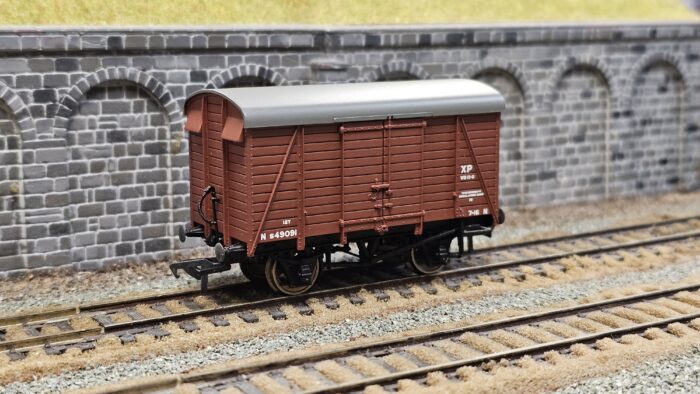 Bachmann 38-071 12 Ton Southern planked vent van S49091 BR(S) Bauxite