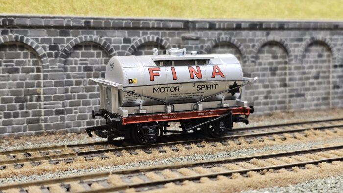 Bachmann 33-504 14 Ton Tank Wagon with Catwalk & Large Filler Cap 135 in 'Fina Motor Spirit' Silver Livery