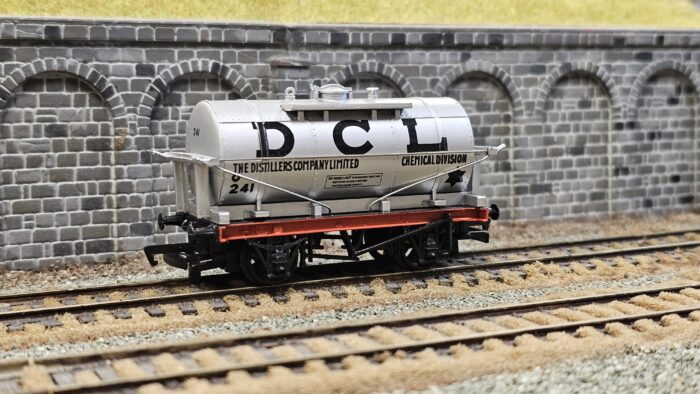 Bachmann 33-507 14 ton tank wagon in DCL silver 241