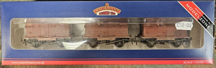 Bachmann 37-950Y Conflat A Wagons in BR Bauxite with 'Door to Door' BD Containers - Weathered - B708313, B708778 & BD48488B - Pack of 3