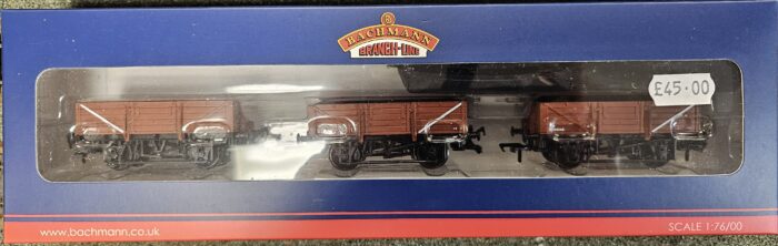 Bachmann 33-091 Pack of three 5 plank china clay open wagons in BR bauxite (Early) with tarpaulin load