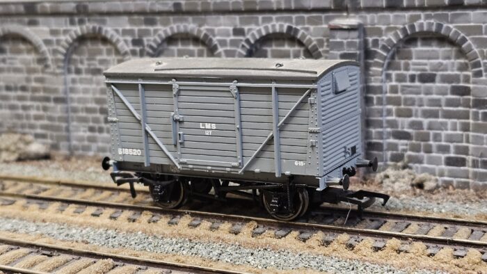 Bachmann 37-803A 12 ton planked ventilated van in LMS grey 518520