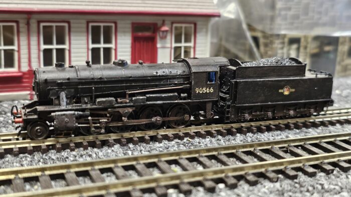 Bachmann 372-426 Class WD Austerity 2-8-0 90566 in BR black with late crest [Weathered]