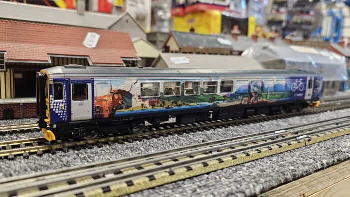 Hornby R30146 Class 153 Scotrail No.153305 ScotRail Highlands Single Car DMU