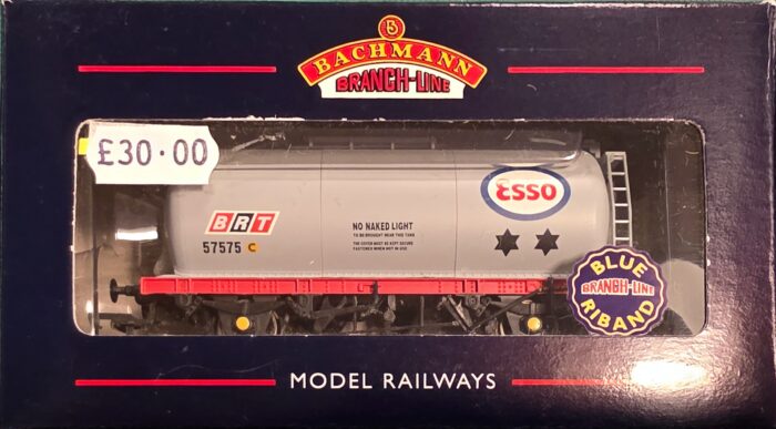 Bachmann 37-576 45 Ton TTA tank wagon "Esso Petroleum" 57575