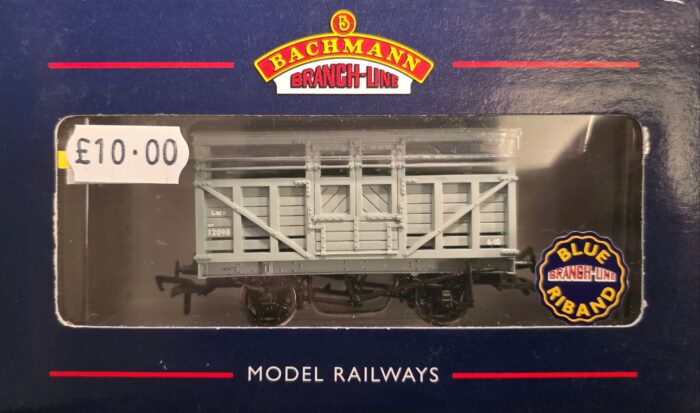 Bachmann 37-703 10 ton cattle wagon in LMS grey livery 12098
