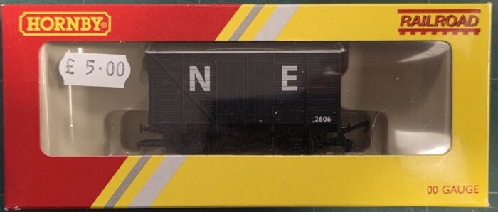 Hornby R6422 12 ton van 2606 in LNER grey