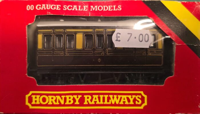 Hornby R213 4-wheel composite coach in GWR lined chocolate & cream - 12