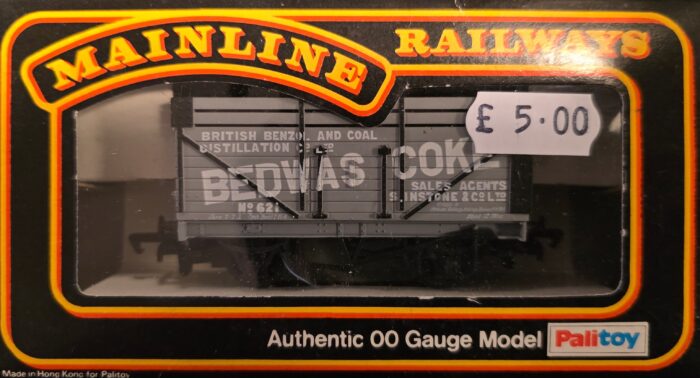 Mainline 37164 7 Plank Coke wagon with Top Rails - Bedwas Coke 621 in grey