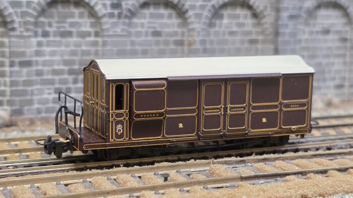 Bachmann 394-076 Ffestiniog Railway Curly Roof Van No.1 FR Lined Plum