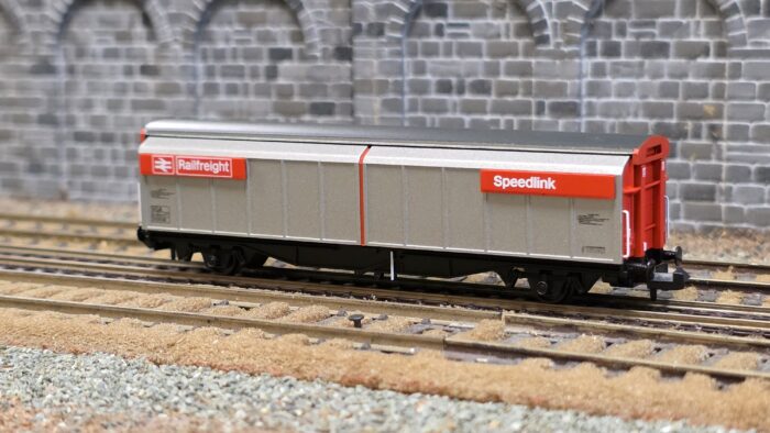 Farish 373-601E BR VGA Van BR Railfreight Red & Grey (Speedlink)