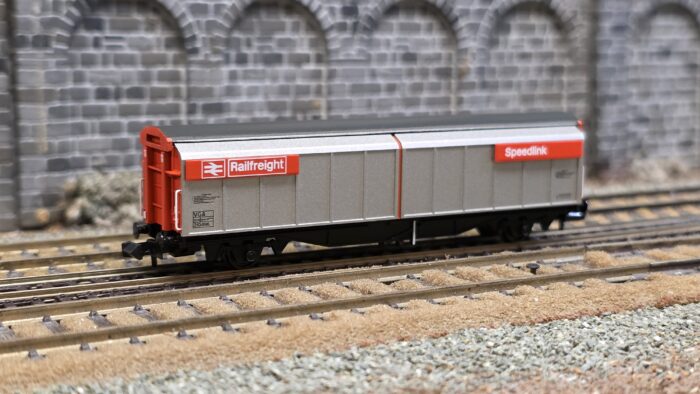 Farish 373-601F BR VGA Van BR Railfreight Red & Grey (Speedlink)