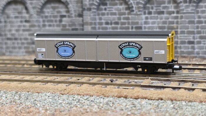 Farish 373-604A BR VGA Van 'Lovat Spring' Grey & Yellow