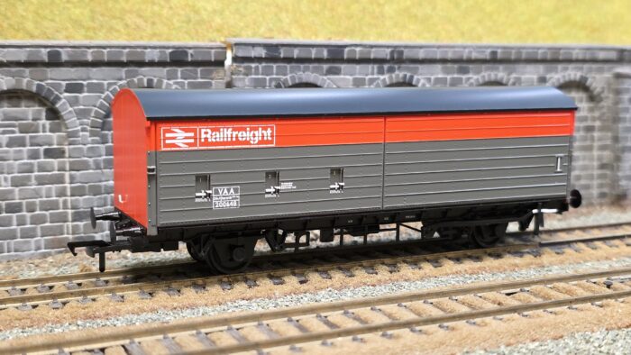 38-128A BR VAA Van BR Railfreight Red & Grey