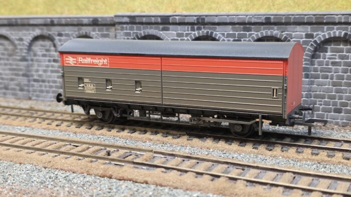 38-128B BR VAA Van BR Railfreight Red & Grey [W]