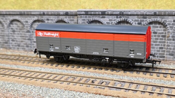 38-144B BR VDA Van BR Railfreight Red & Grey