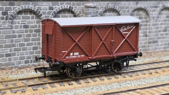 Rapido 976021 CR Dia.67 10t Van – Cadbury No.266