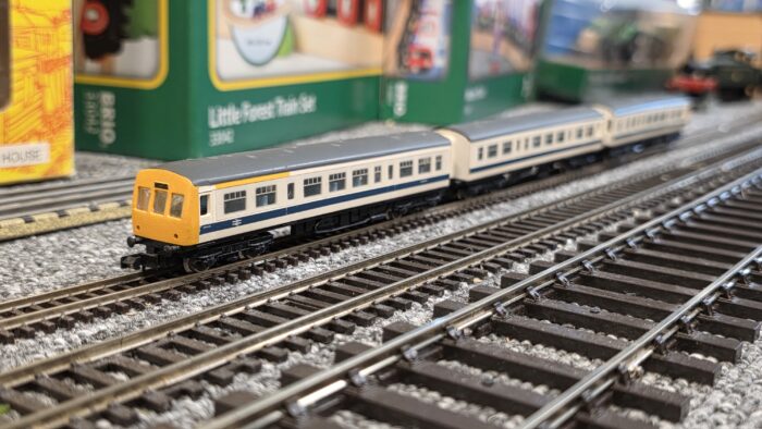 Farish 8147 Class 101 3-Car DMU in BR White & Blue