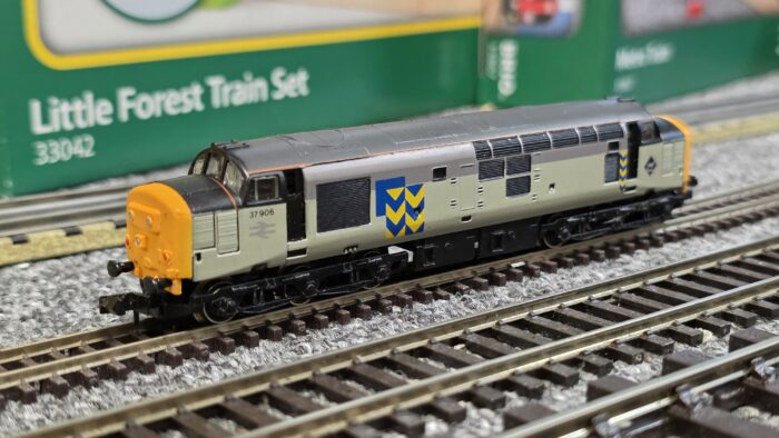 Farish 8038 Class 37 37906 in Railfreight Metals Grey