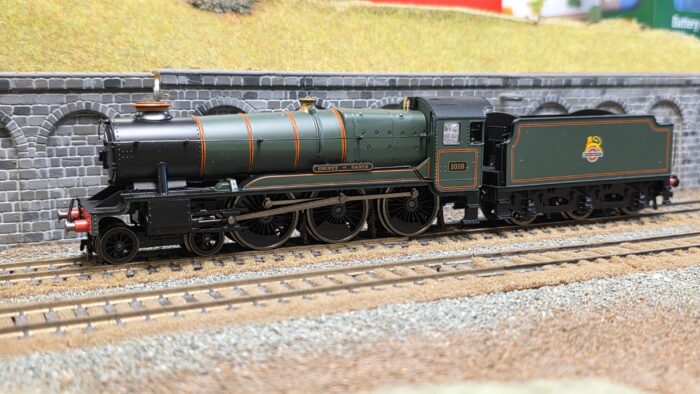 Hornby R3279 County Class 4-6-0 1016 "County Of Hants" in BR Green with early crest - Railroad range
