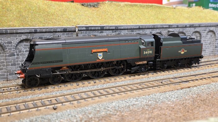 Hornby R2282 West Country class 4-6-2 "Weymouth" 34091 in BR green