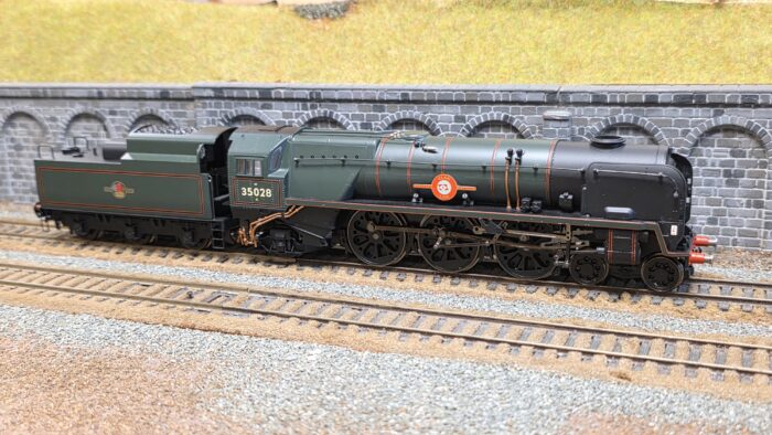 Hornby R2169 Rebuilt Merchant Navy Class 4-6-2 35028 'Clan Line' in BR green