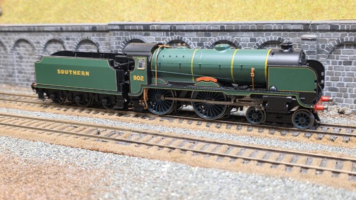 Hornby R2745 Schools Class 4-4-0 902 "Wellington" in SR Bulleid Green