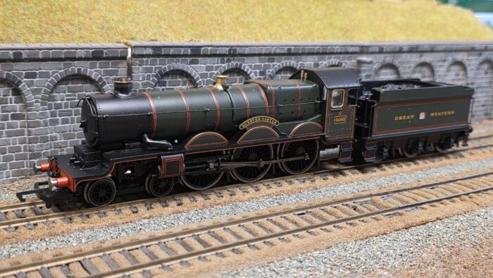 Hornby R2317 Castle Class 4-6-0 4093 "Dunster Castle" in GWR Green