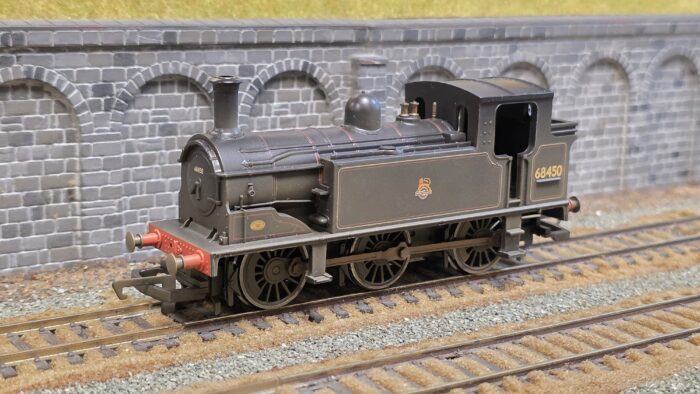 Hornby R2324 Class J83 0-6-0T 68450 in BR Black with early emblem (weathered)