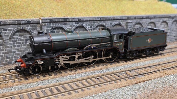Hornby R133-B17 Class B17 4-6-0 61663 "Everton" in BR green