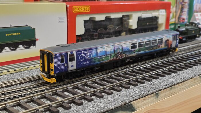Hornby R30146 Class 153 single-car DMU 153305 in ScotRail Highlands livery. DCC Fitted