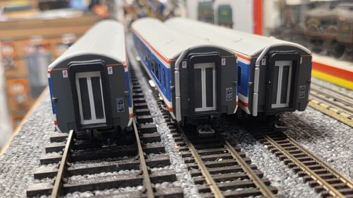 Bachmann 31-025 Class 166 Networker 3 car DMU 166202 in Network SouthEast (DCC Fitted) - Image 2