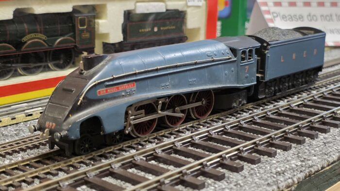 Wrenn W2212 Class A4 4-6-2 7 'Sir Nigel Gresley' in LNER Blue