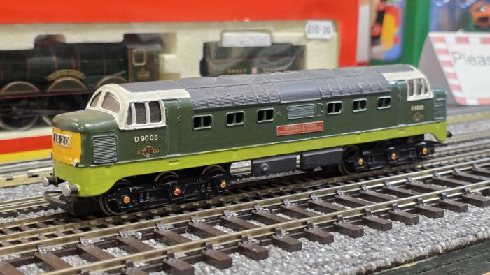 Hornby -  Dublo 2232 Deltic D9005  repaint