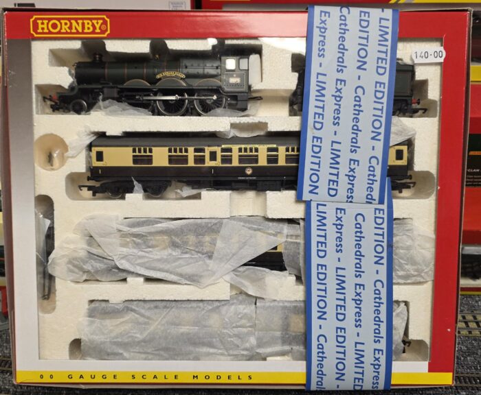 Hornby R2432 Cathedrals Express Train Pack