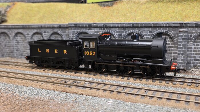 Oxford Rail OR76J26001XS J26 Class 1057 LNER Plain Black - DCC Sound