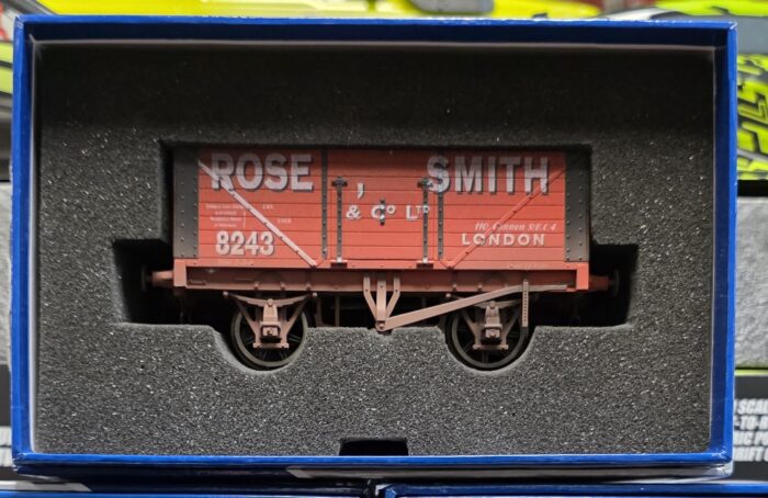 Dapol 7F-080-012W 8-plank open wagon "Rose, Smith" - 8243 'Weathered' (pre-owned)