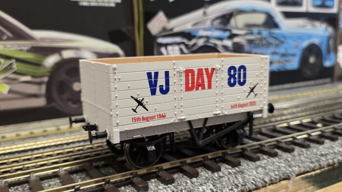 Dapol 7F-073-022 7 Plank 9' W/B VJ Day Airforce 80th Anniversary