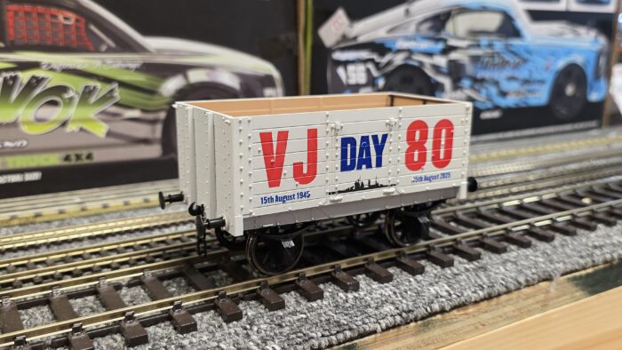 Dapol 7F-073-023 7 Plank 9' W/B VJ Day Navy 80th Anniversary