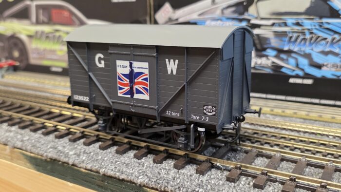 Dapol 7F-066-010 GW Standard VE Day 80th Anniversary Navy