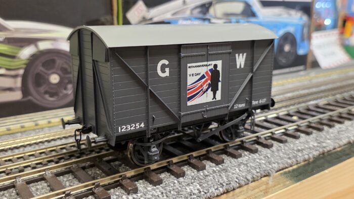 Dapol 7F-066-011 GW Standard VE Day 80th Army