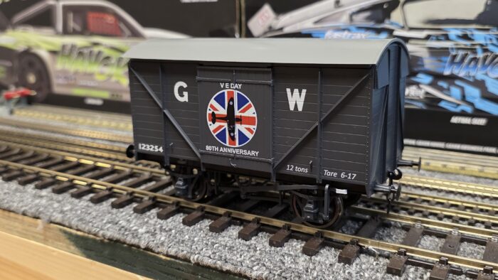 Dapol 7F-066-012 GW Standard VE Day 80th Anniversary Airforce