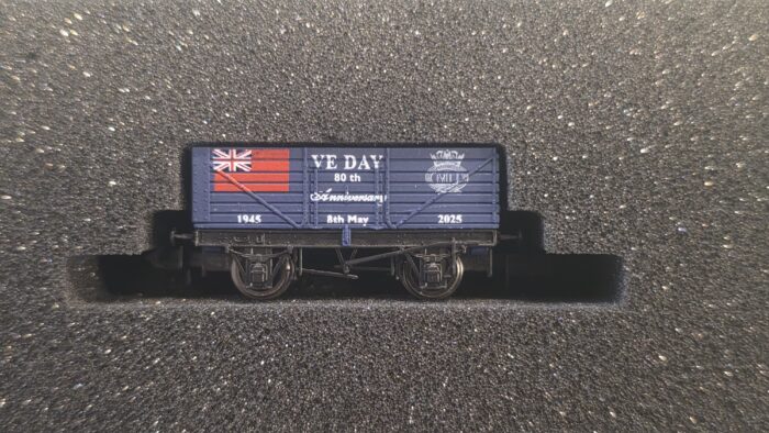 Dapol 2F-071-098 Dapol N Gauge 7 Plank VE Day Merchant Navy 80th