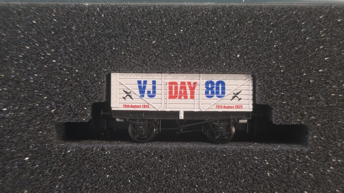 Dapol 2F-071-104 7 Plank VJ Day Airforce 80th Anniversary